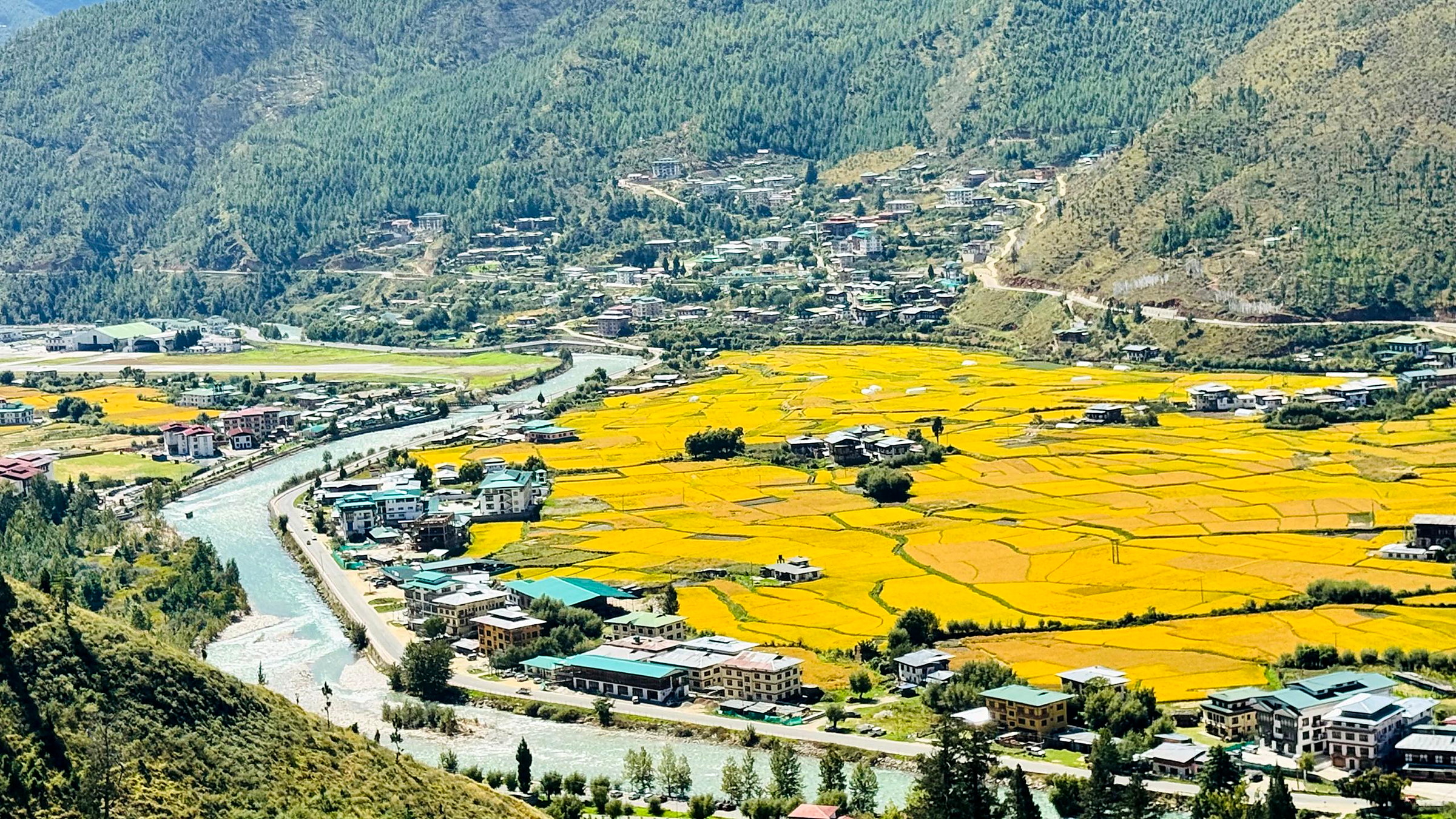 Punakha Dzong at the confluence of the Pho Chhu and Mo Chhu rivers